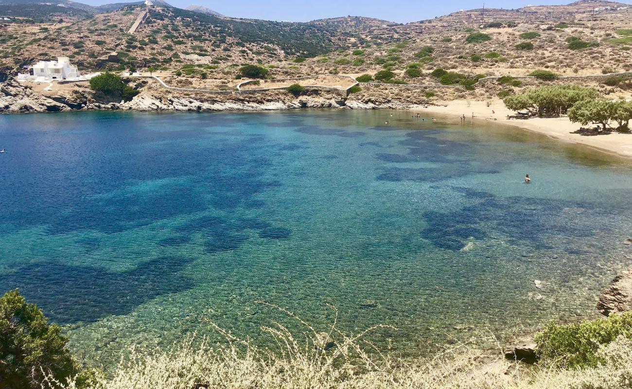 Foto de Fassolou beach con arena oscura superficie