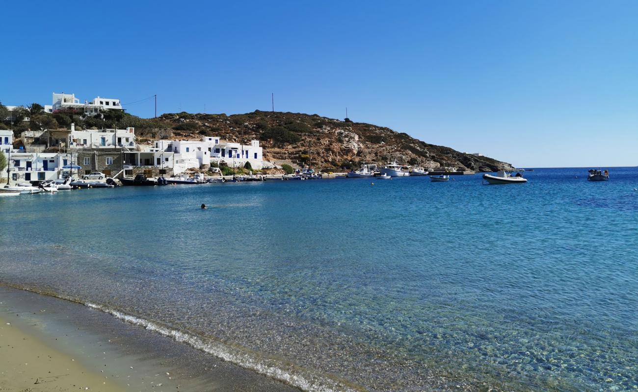 Foto de Faros beach con arena oscura superficie