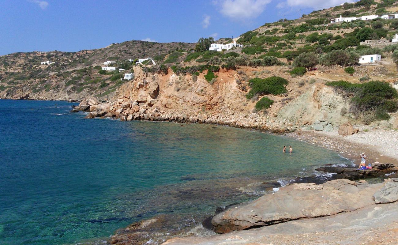 Foto de Saoures beach con guijarro gris superficie