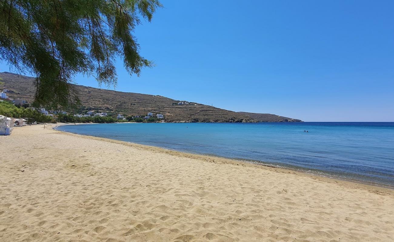 Foto de Playa de Agios Romanos con arena brillante superficie