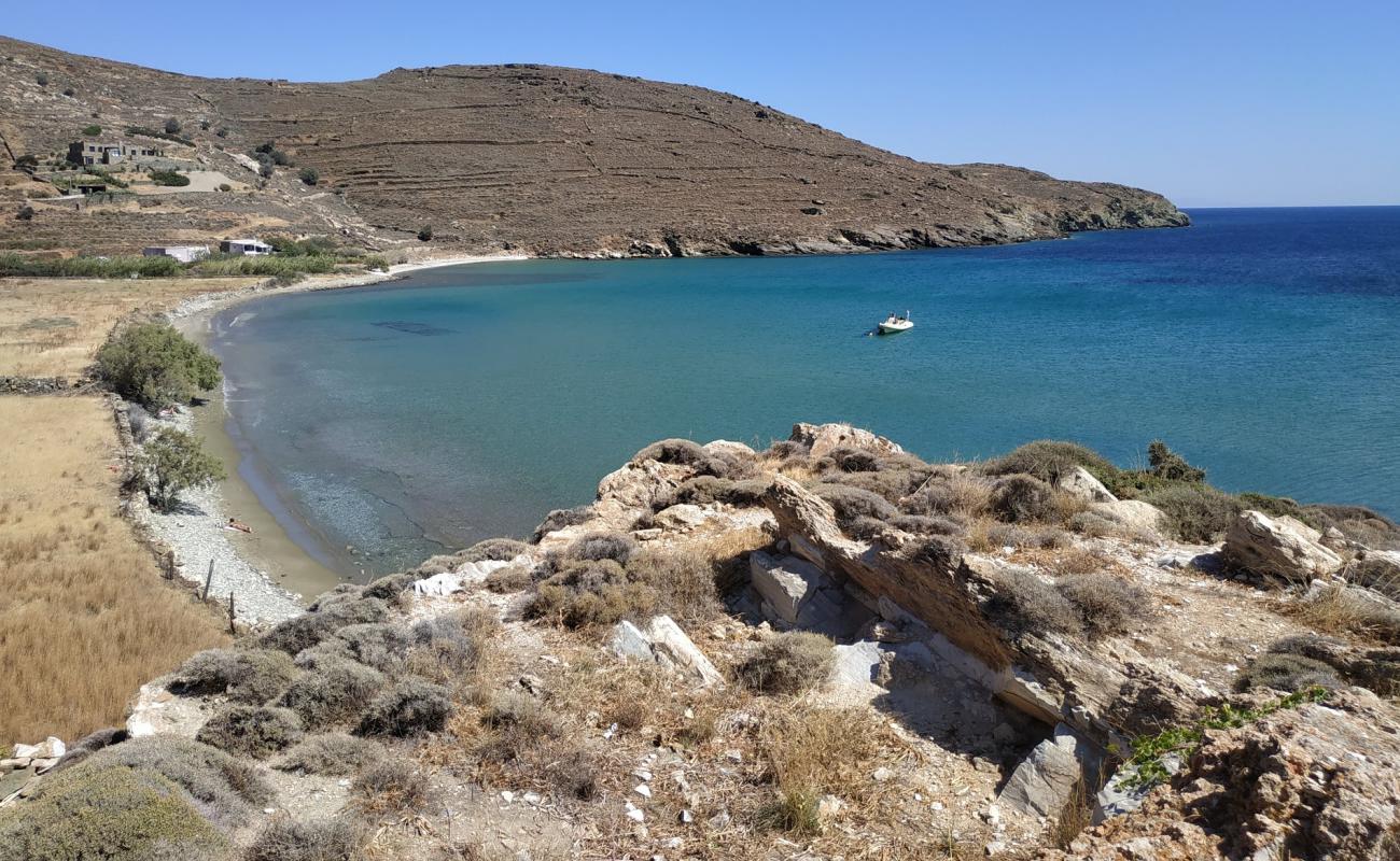 Foto de Agios Petros beach con arena gris y guijarros superficie