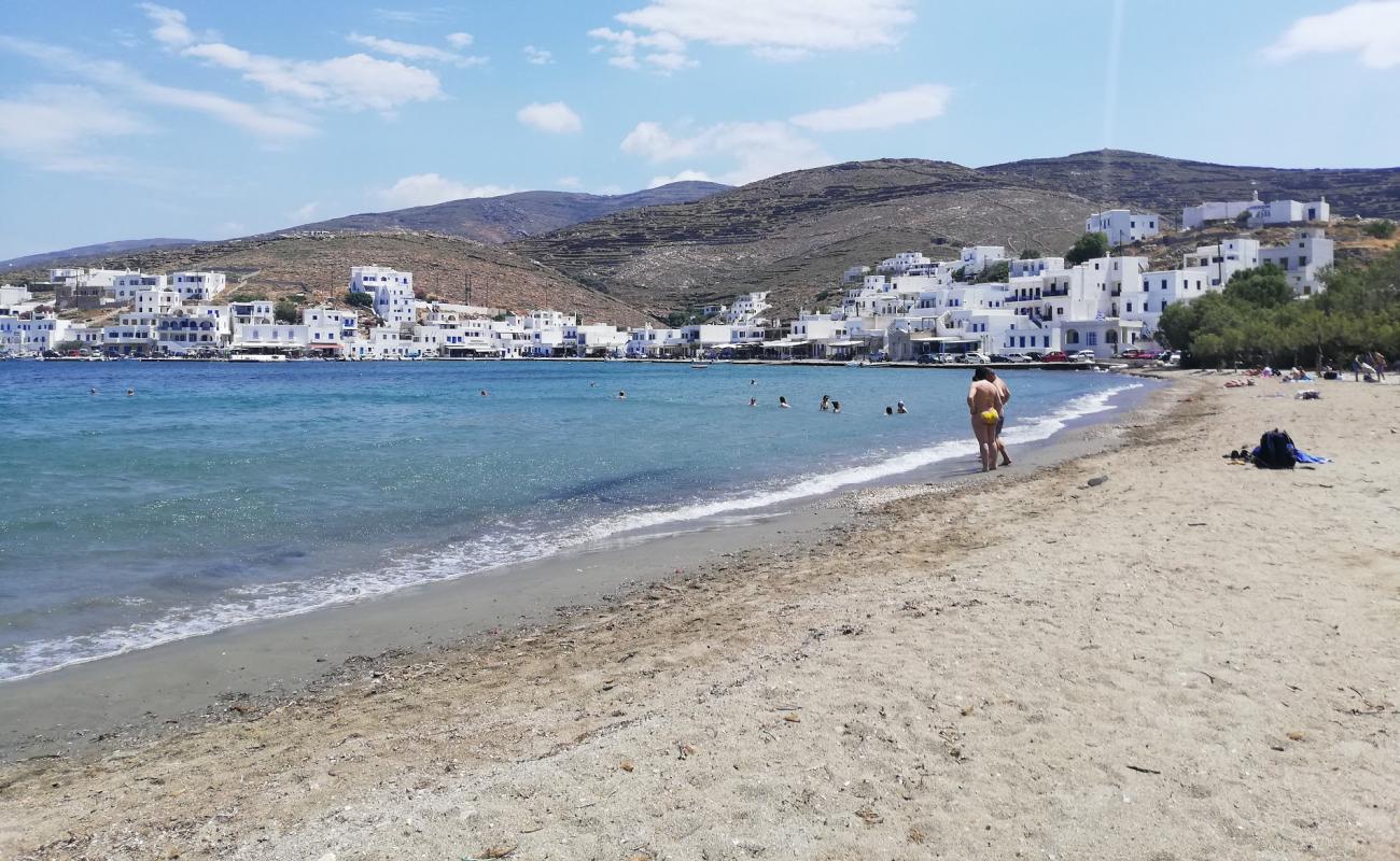 Foto de Panormos beach con arena brillante superficie