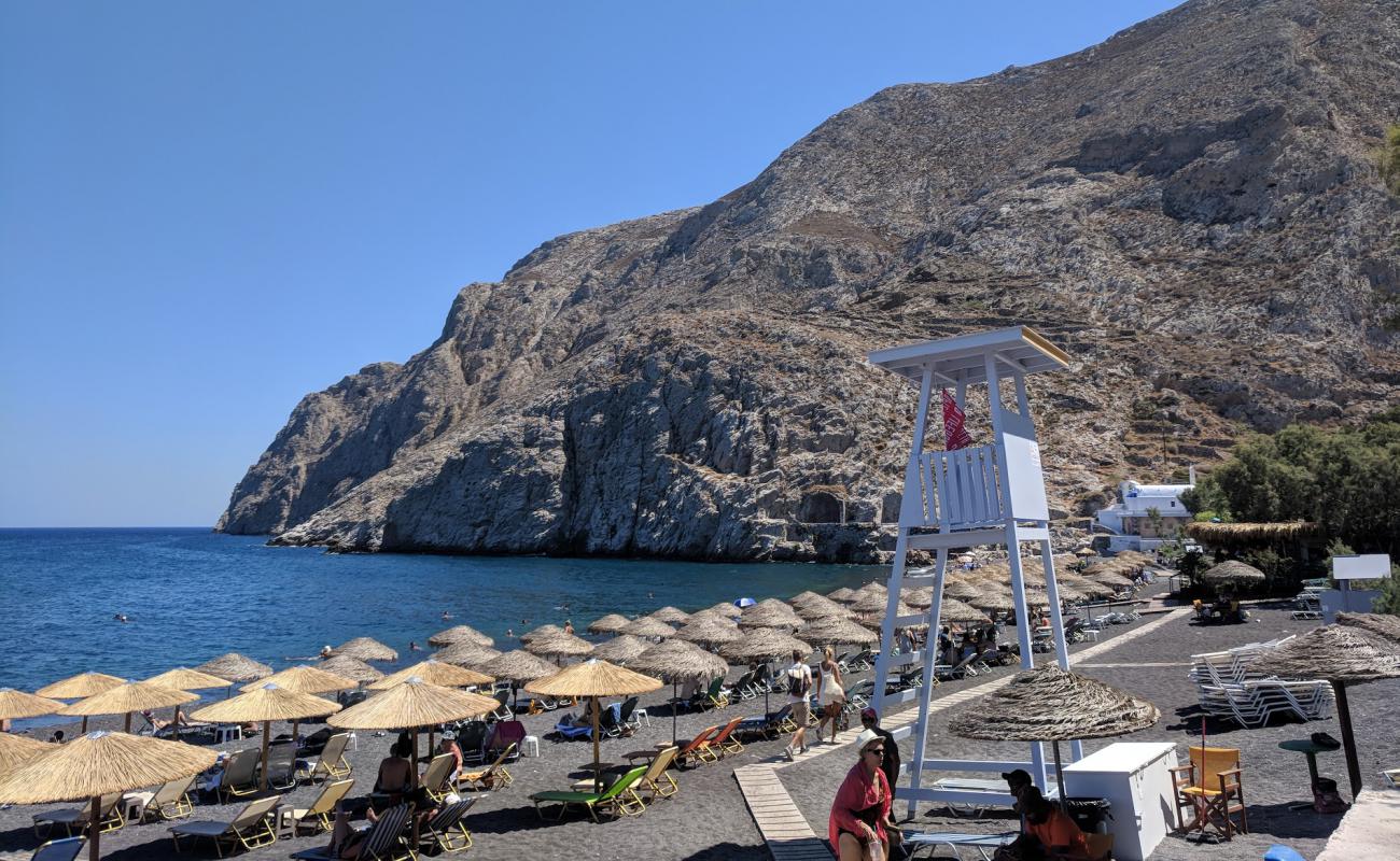 Foto de Playa de Kamari con guijarro fino gris superficie