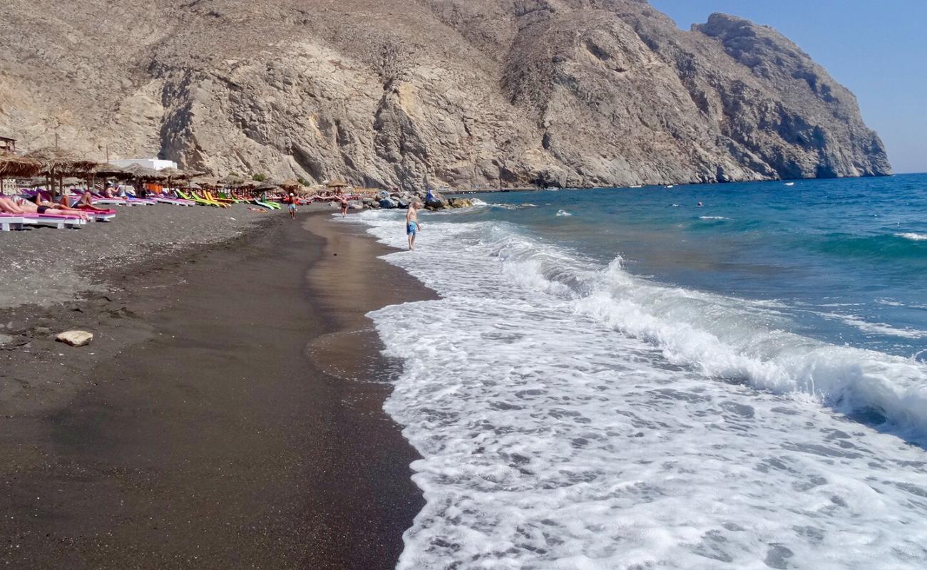 Foto de Playa de Perissa con arena gris y guijarros superficie