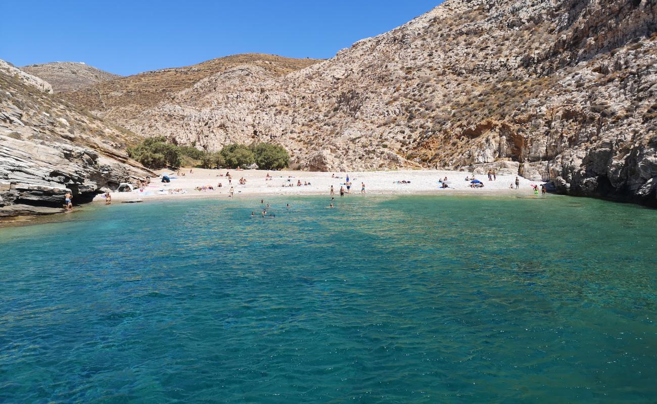 Foto de Livadaki beach con guijarro ligero superficie