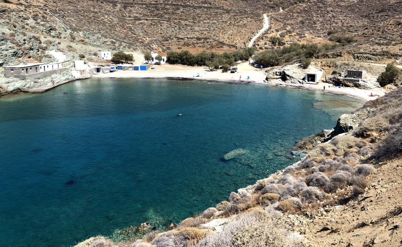 Foto de Agios Georgios con arena brillante y rocas superficie