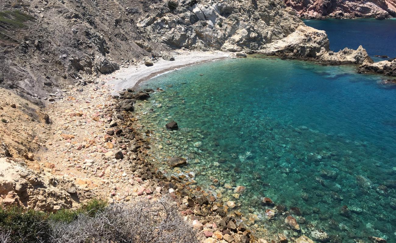 Foto de Ammoudi beach con arena brillante y rocas superficie