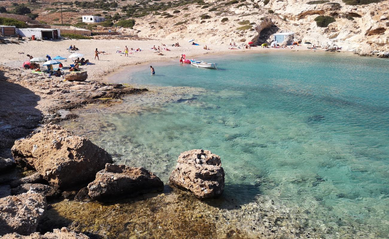 Foto de Kalotaritissa beach con arena fina y guijarros superficie