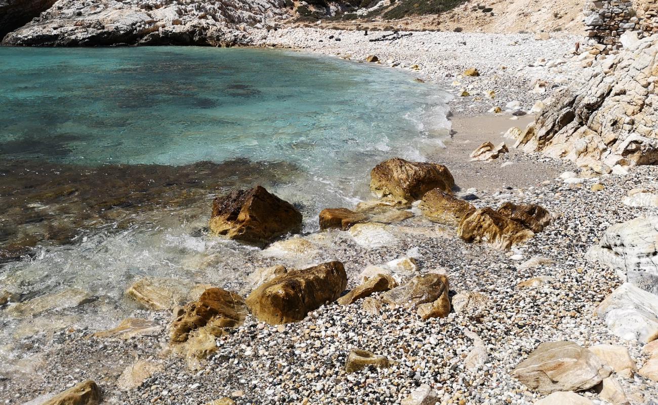 Foto de Vathi Limenari con arena brillante y rocas superficie