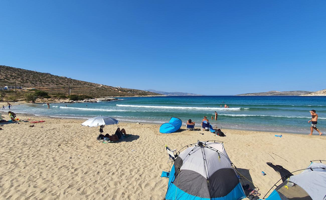 Foto de Playa de Livadi con arena brillante superficie