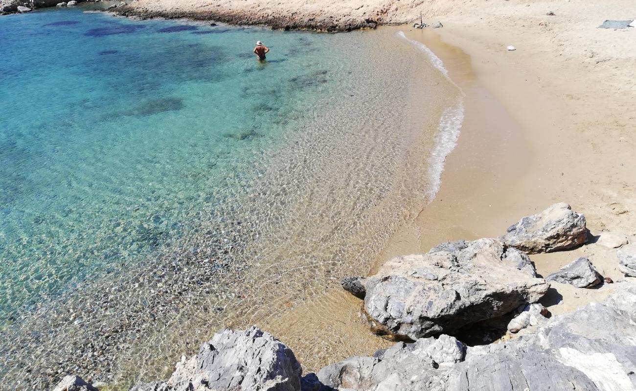 Foto de Gerolimionas beach con arena brillante superficie