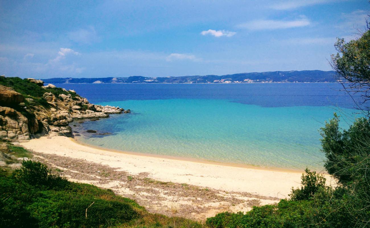 Foto de Playa de Agios Georgios con arena brillante superficie