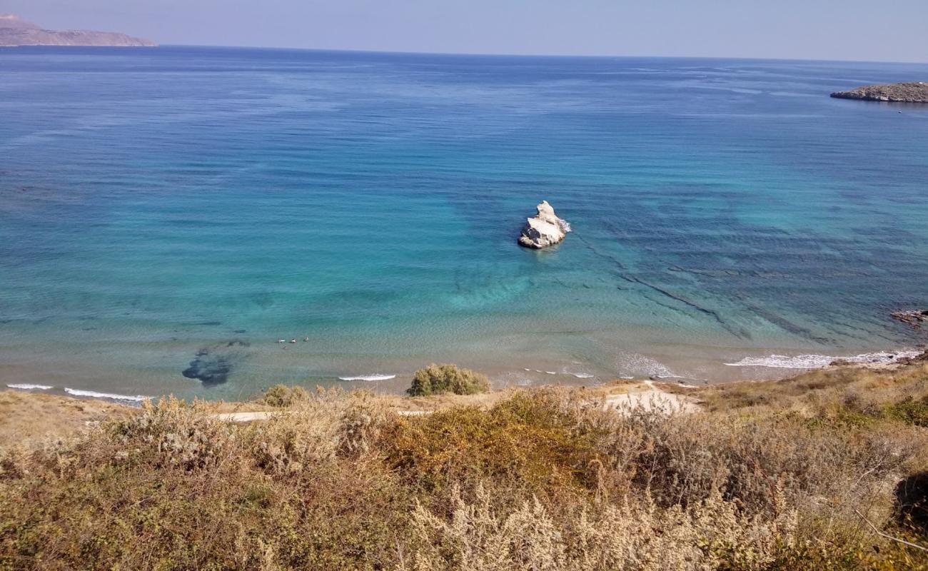 Foto de Kera beach con arena/guijarros negro superficie