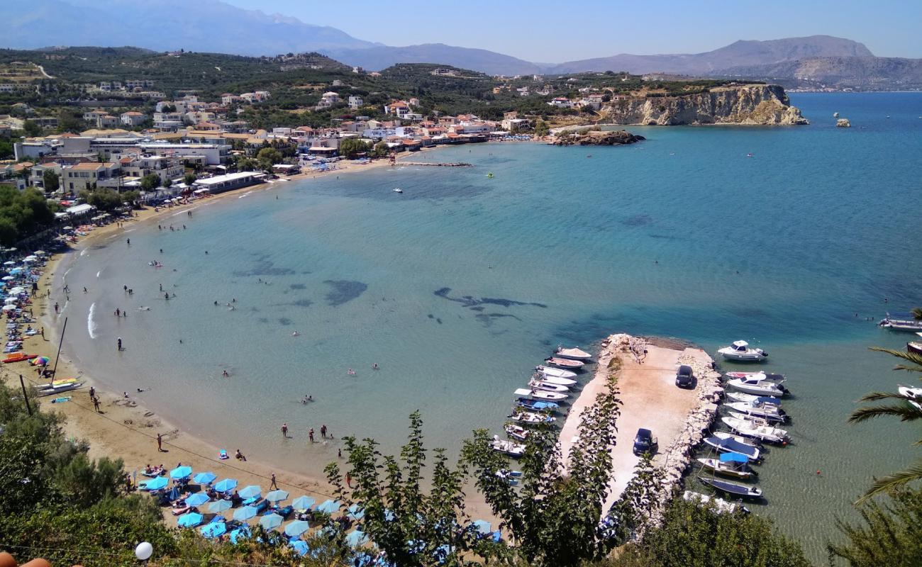 Foto de Almirida beach con arena oscura superficie