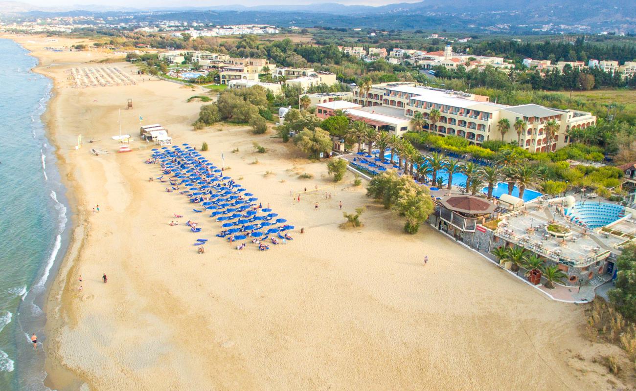 Foto de Peristeras Beach con arena oscura superficie