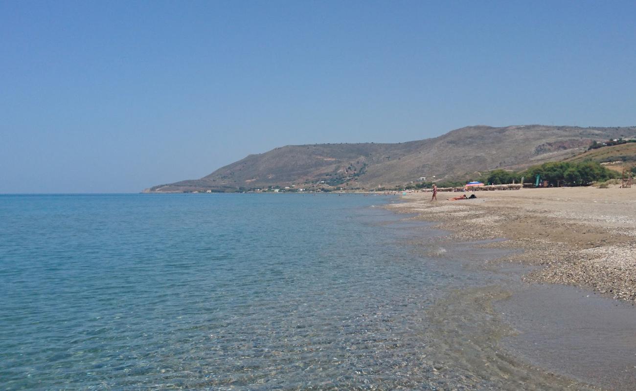 Foto de Playa de Episkopi II con arena brillante superficie