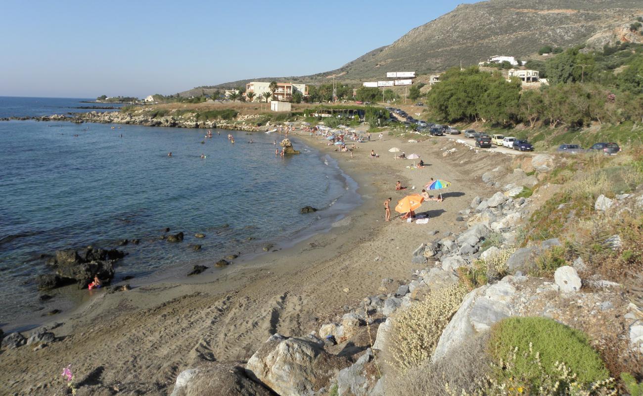 Foto de Petres beach II con arena oscura superficie