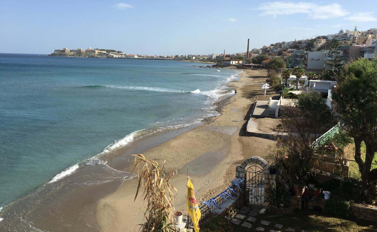 Foto de Koumbes beach con arena/guijarros negro superficie