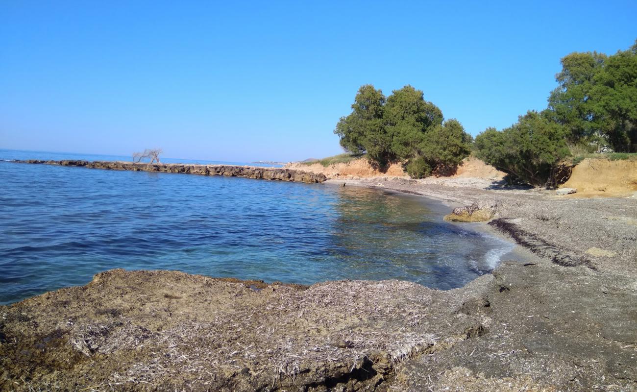 Foto de Pirgos Beach con arena oscura superficie