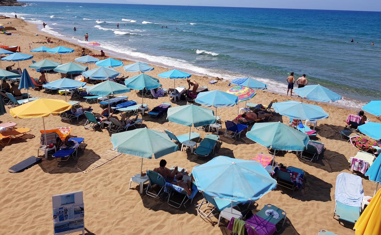 Foto de Sfakaki beach con arena oscura superficie