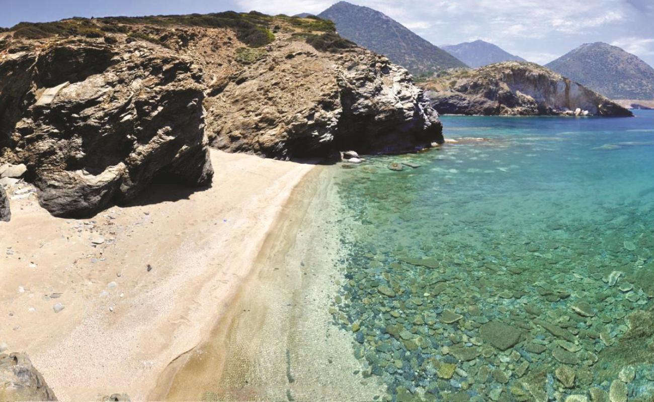 Foto de Beach Charakiani con arena gris y guijarros superficie