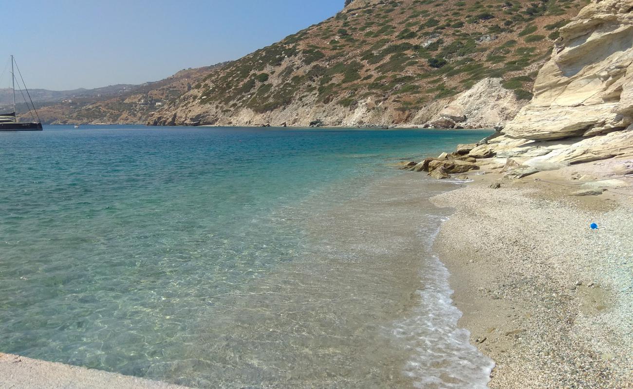 Foto de Panagia Beach con arena/guijarros negro superficie