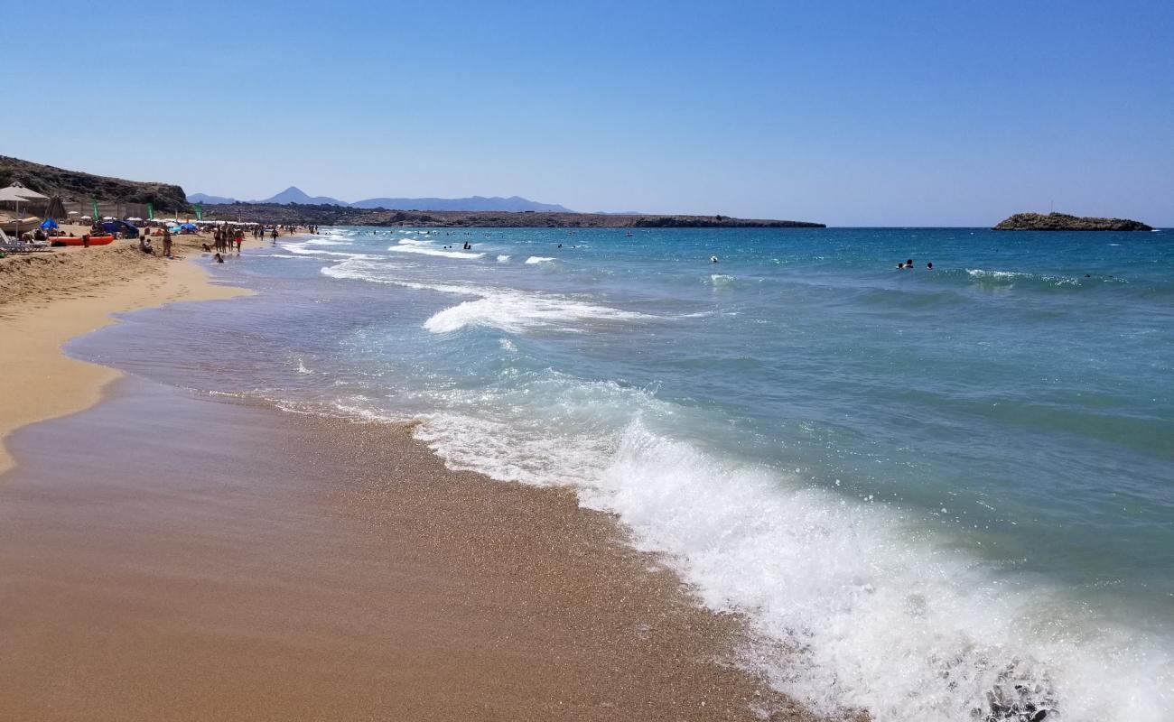 Foto de Amnissos beach con arena fina oscura superficie