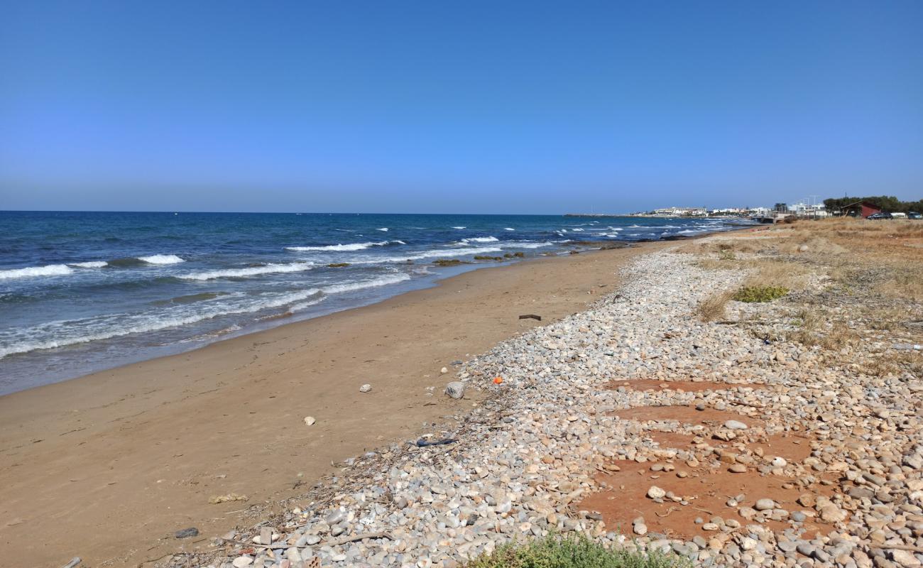 Foto de Gournes Beach con arena oscura superficie