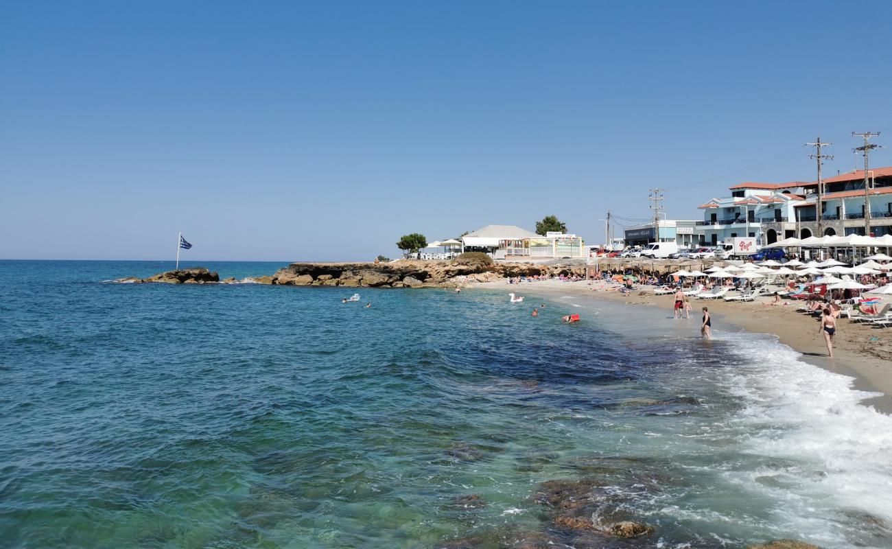 Foto de Beach Gouves con arena oscura superficie