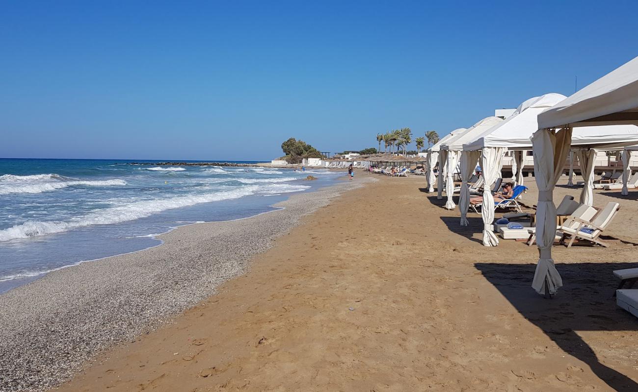 Foto de Agios Pelagia beach con arena oscura superficie