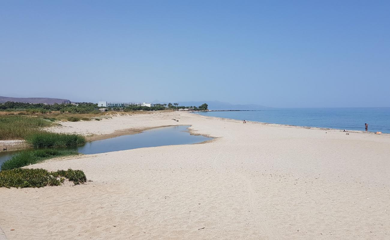 Foto de Aposelemi Beach con arena oscura superficie