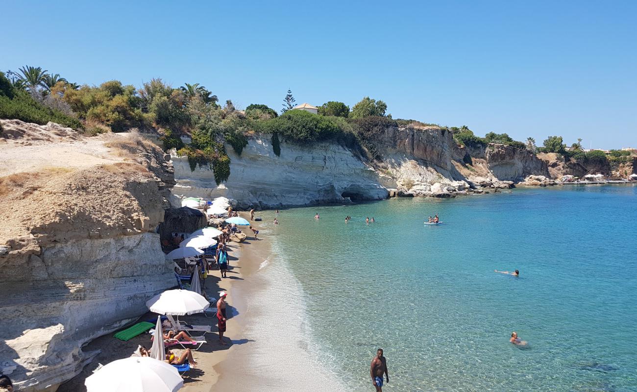 Foto de Saradari Beach con arena fina oscura superficie