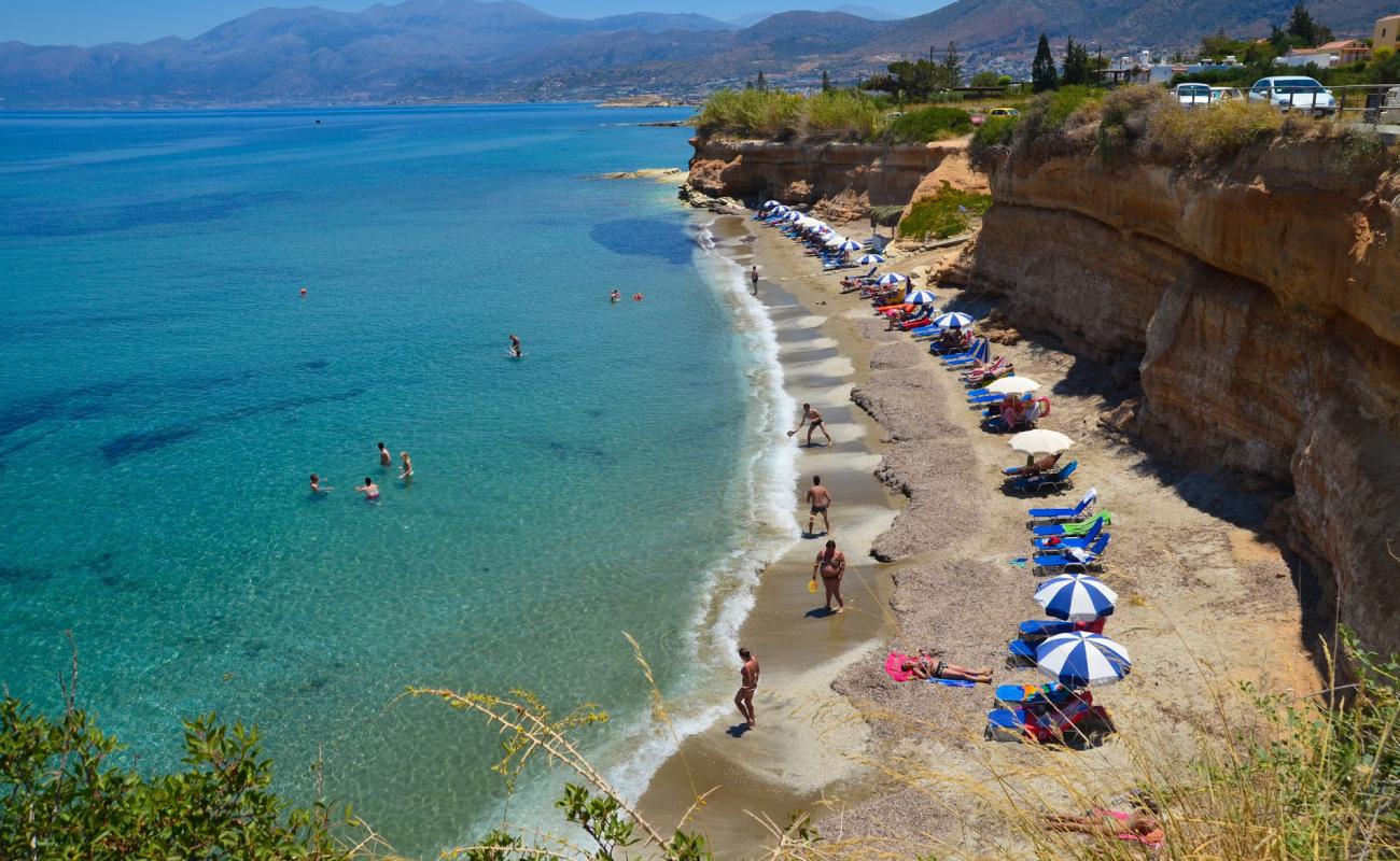 Foto de Sarantari Beach con arena oscura superficie