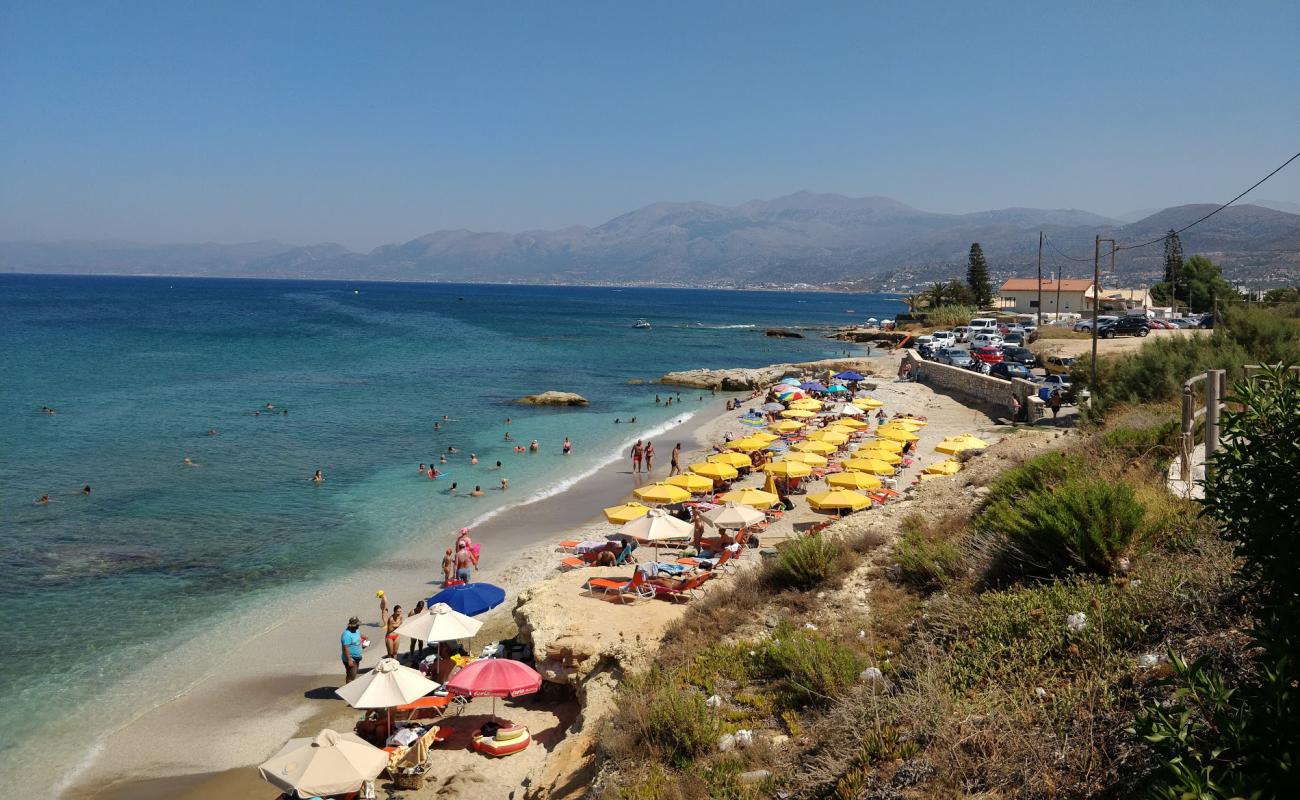 Foto de Gefyri Beach con arena oscura superficie