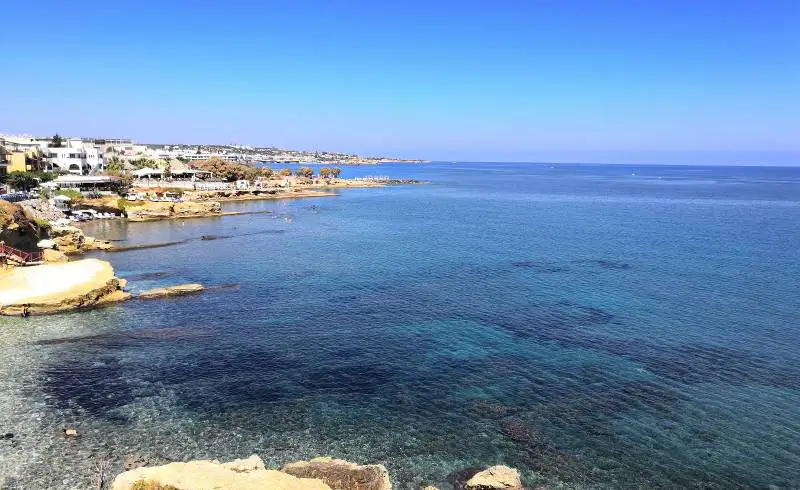 Foto de Hersonissos beach III con arena fina oscura superficie