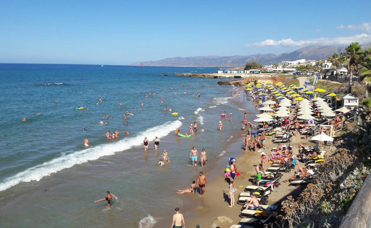 Foto de Meltemi Beach con arena fina oscura superficie