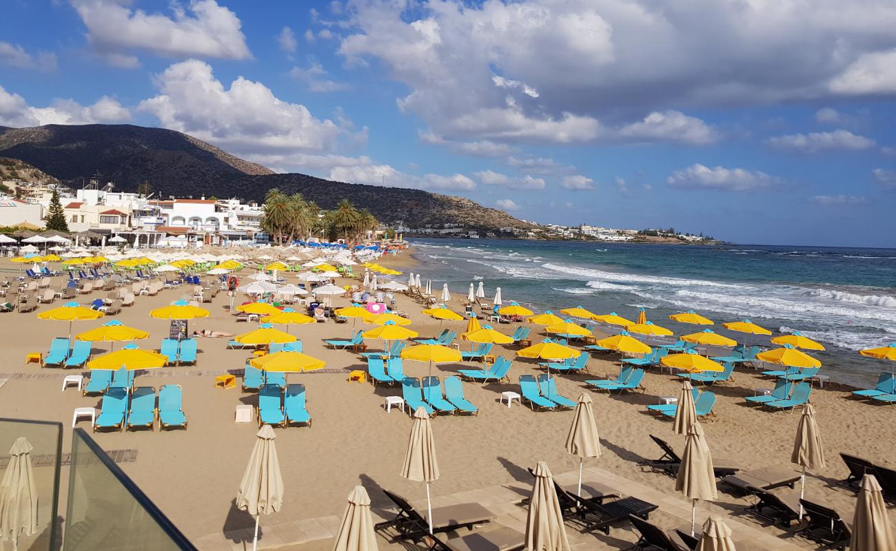 Foto de Stalis beach con arena fina oscura superficie