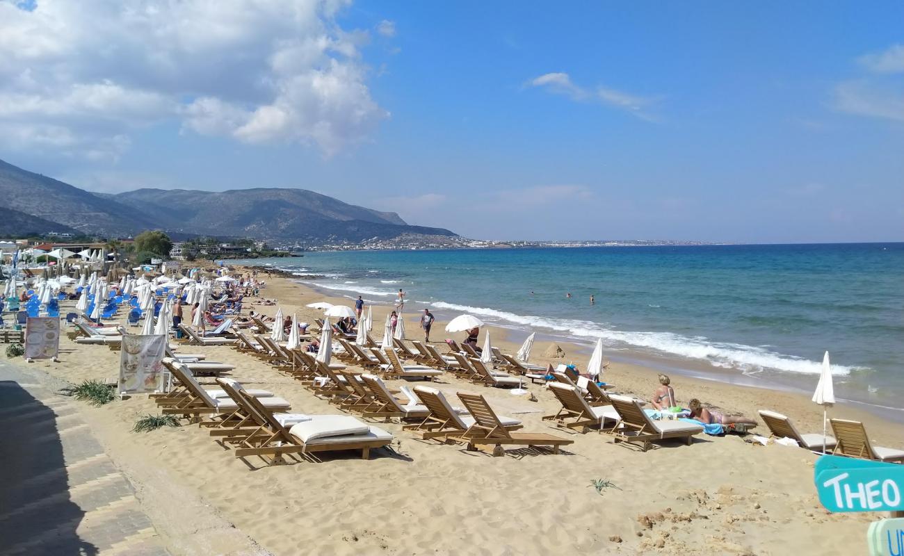 Foto de Paralia Mallion con arena fina oscura superficie