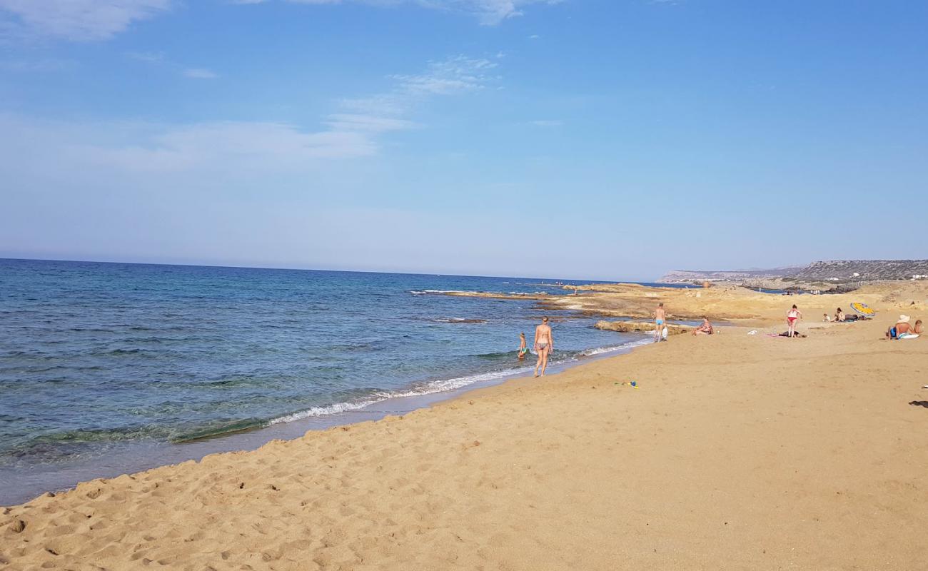 Foto de Potamos Beach II con arena oscura superficie