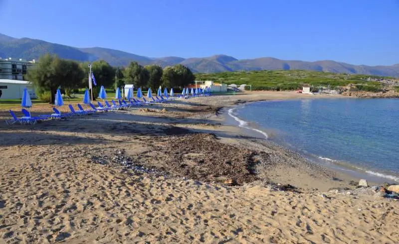 Foto de Agia Varvara beach con arena oscura superficie