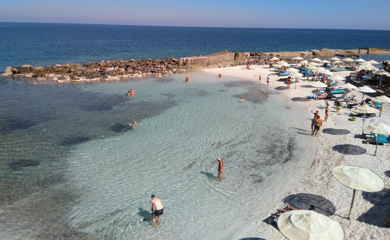 Foto de Playa de Volakias con guijarro fino blanco superficie