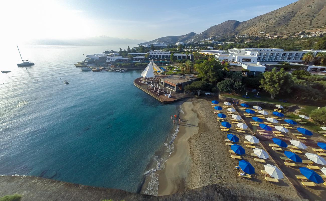 Foto de Elounda Bay con brillante arena fina superficie