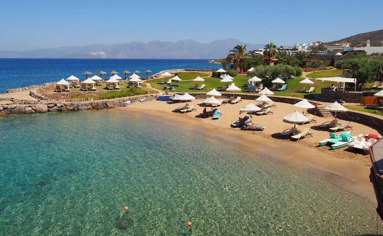 Foto de Playa de Elounda II con arena fina oscura superficie