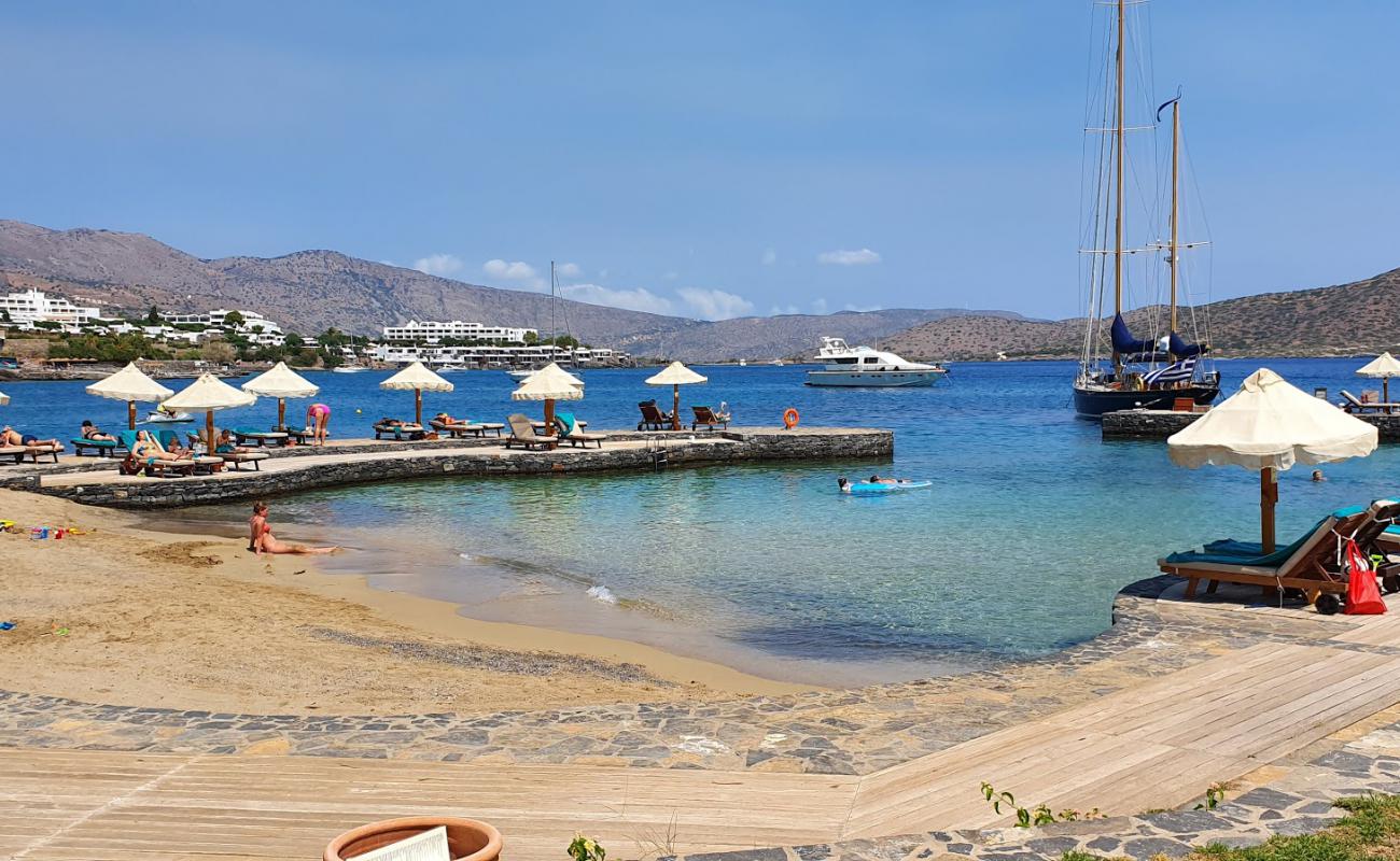 Foto de Elounda Beach III con arena fina oscura superficie