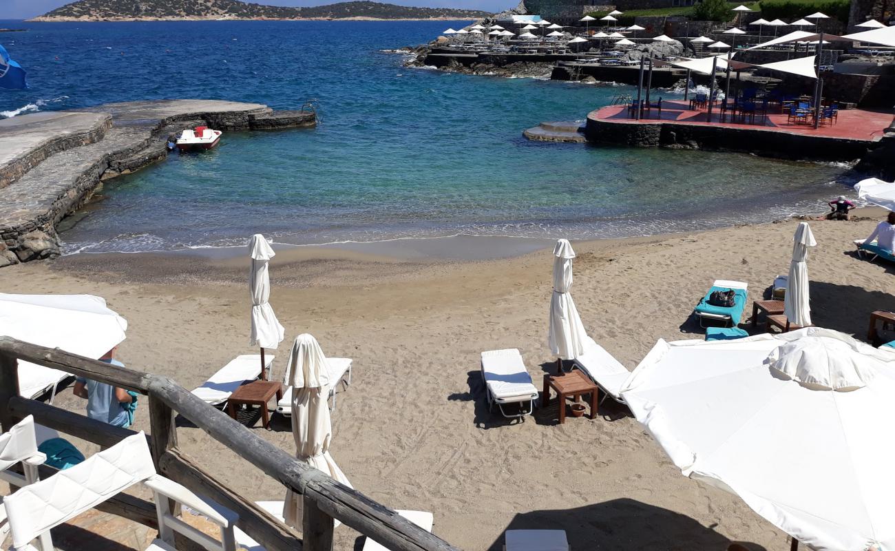 Foto de Playa de St. Nicolas Bay con arena fina oscura superficie