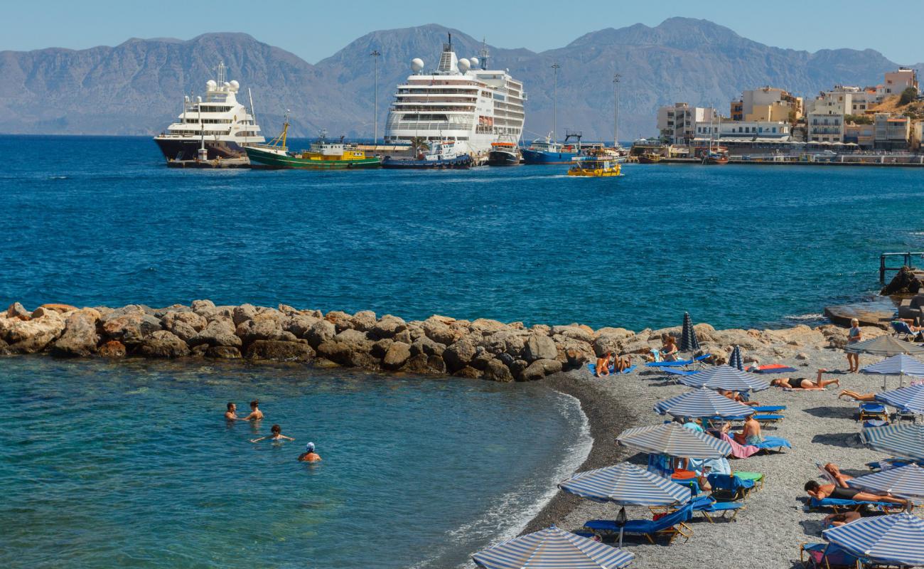 Foto de Koundouros coast con guijarro fino gris superficie