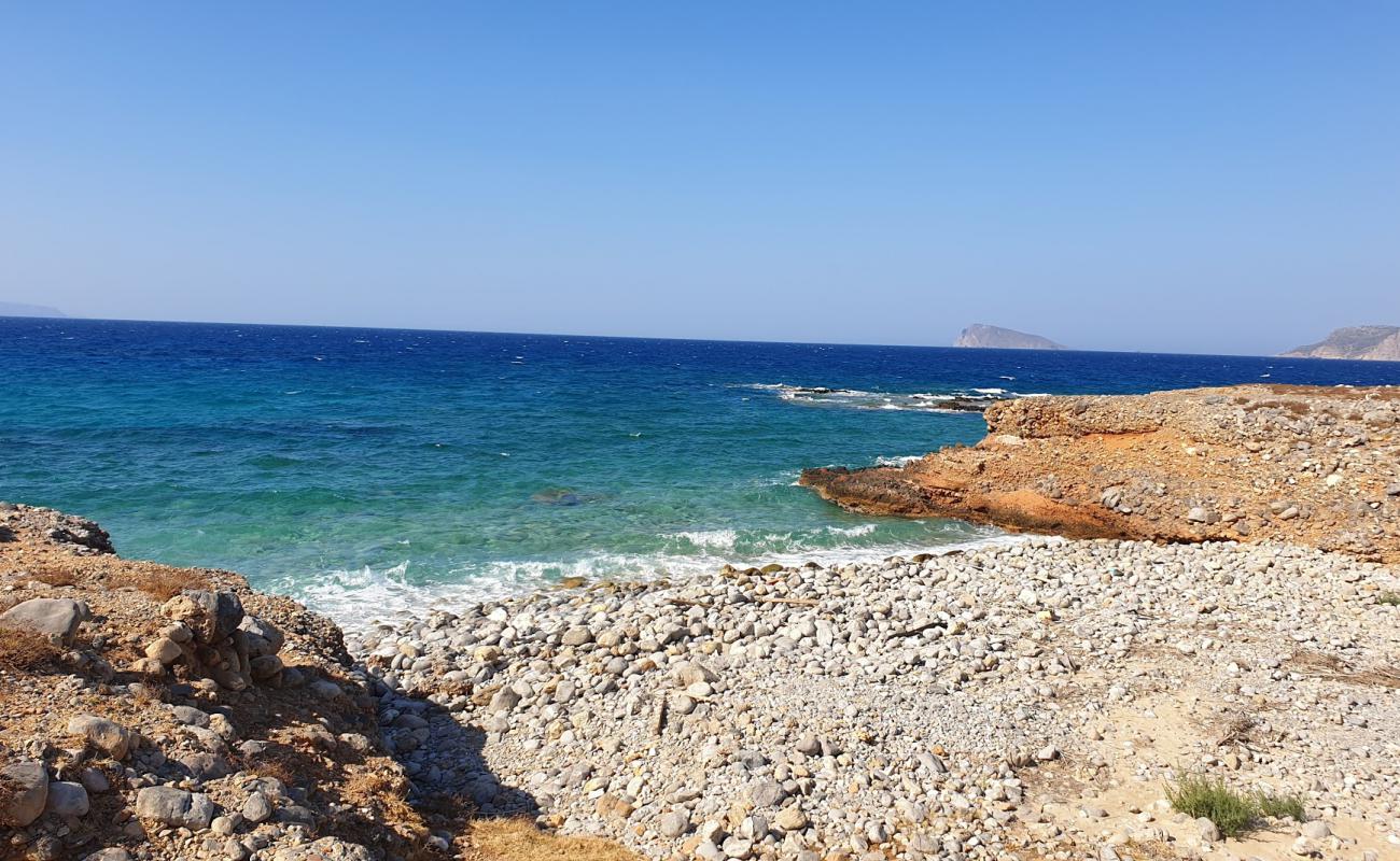 Foto de Kamini beach con piedra superficie