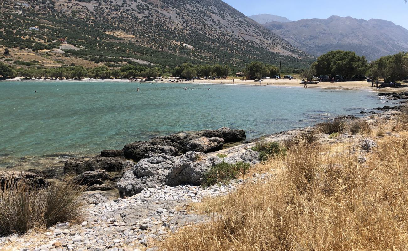 Foto de Paralia Tholou con arena oscura superficie