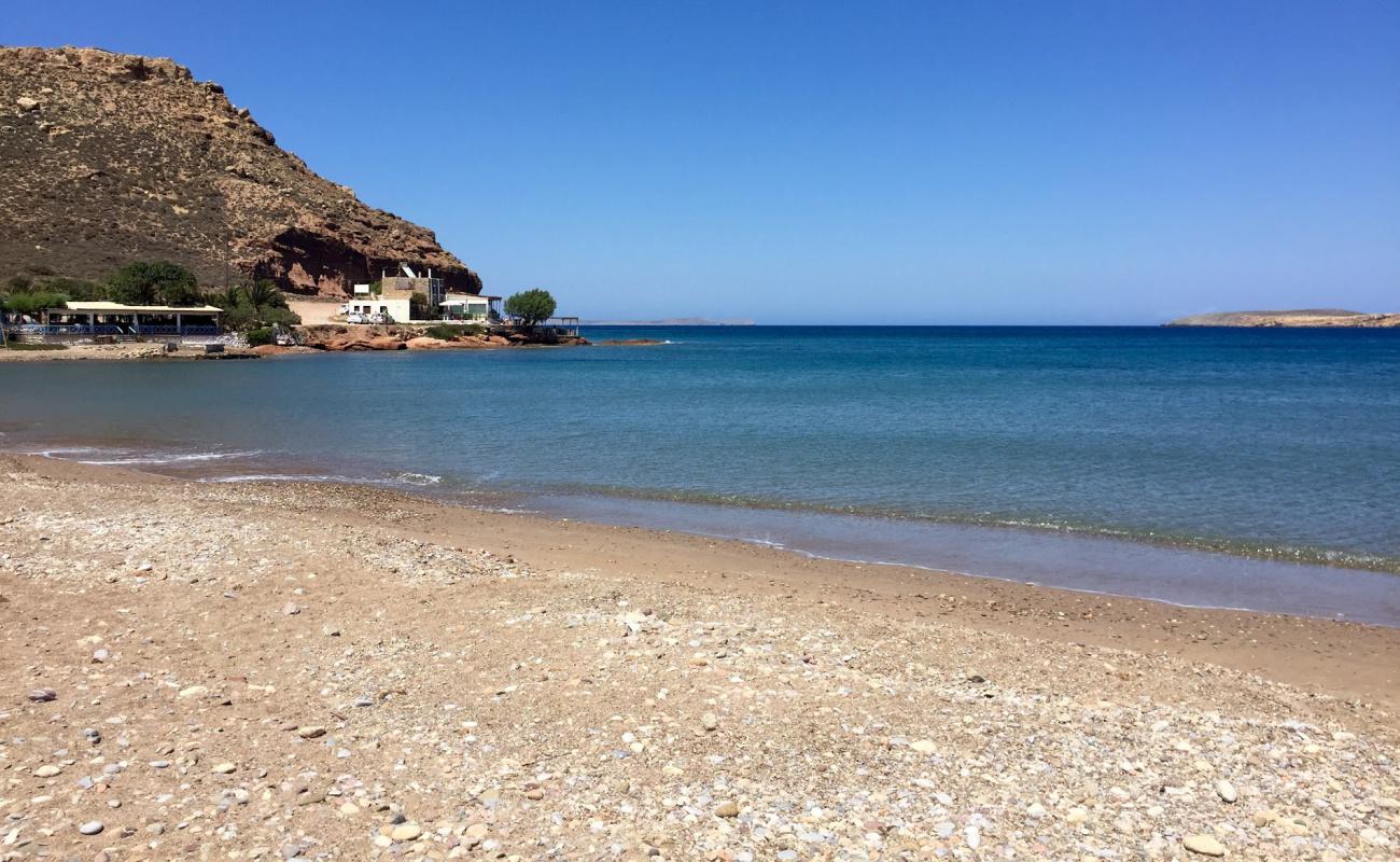 Foto de Paralia Chiona con arena/guijarros negro superficie