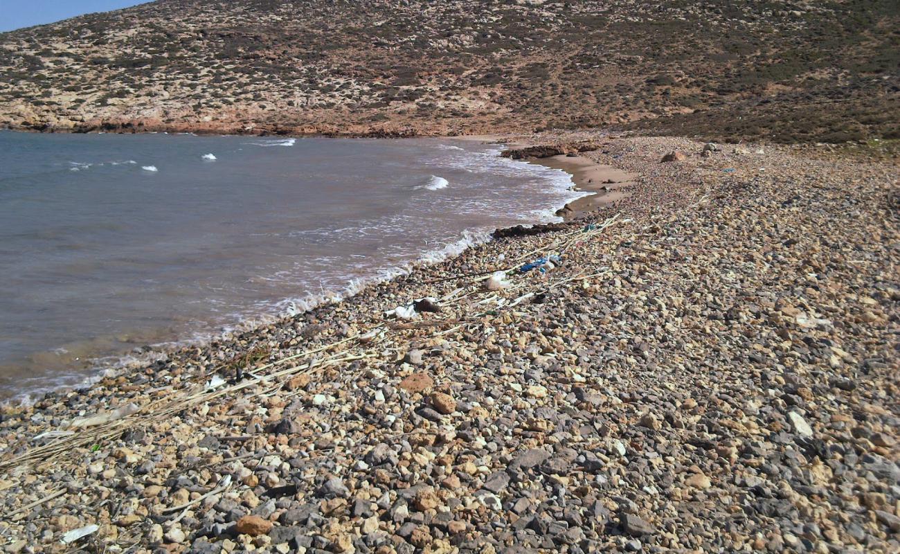 Foto de Skaria beach con arena/piedras marrón superficie